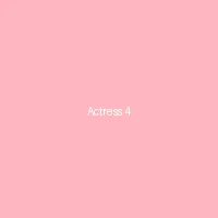 久久久久久 人气演员桃子的清纯头像